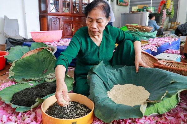 Quang An lotus tea craft keeps West Lake heritage alive