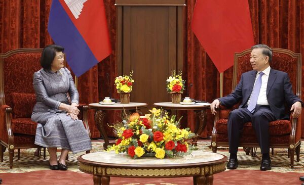 Vietnamese leaders receive Cambodian National Assembly President