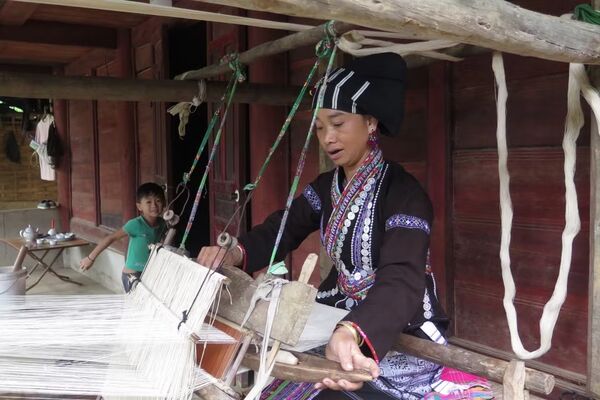 Lu ethnic women keep brocade weaving tradition alive