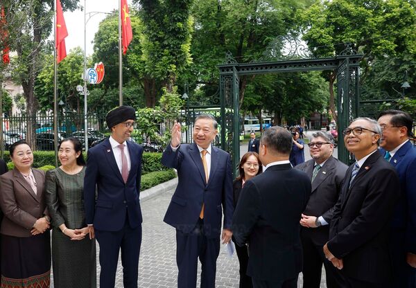 Top leader calls for united, resilient ASEAN Community