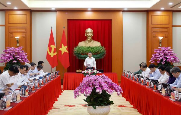 Top leader chairs first meeting on reviewing Party Statutes