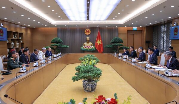 <b>PM meets Malaysian Minister of Defence Mohamed Khaled bin Nordin</b>