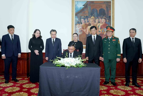 Vietnamese Party, State leaders pay tribute to Lao National Assembly President