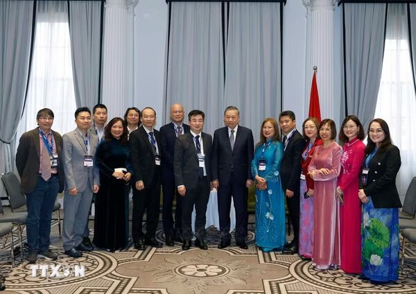 Top leader receives Vietnamese intellectuals, scientists in Australia
