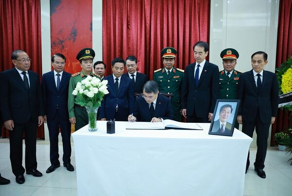PM Le Minh Hung pays tribute to former Chinese Premier