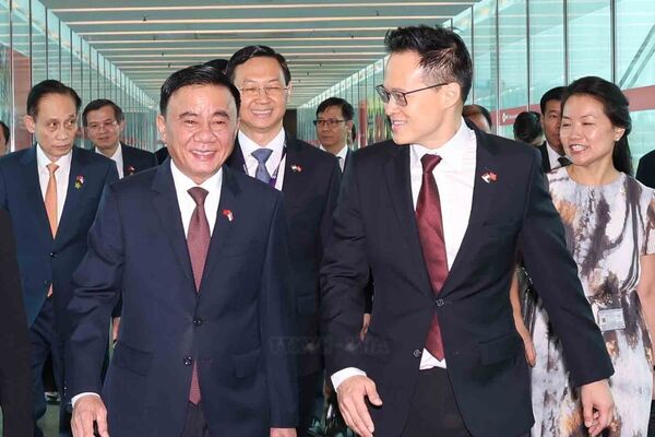 Key leader begins official visit to Singapore