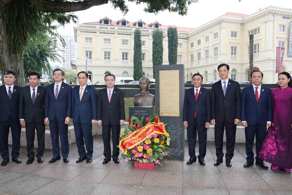 Key leader pays tribute to President Ho Chi Minh in Singapore
