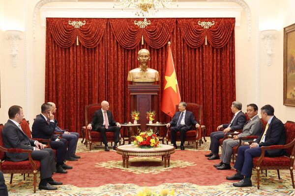 Top leader receives FIFA President in Hanoi