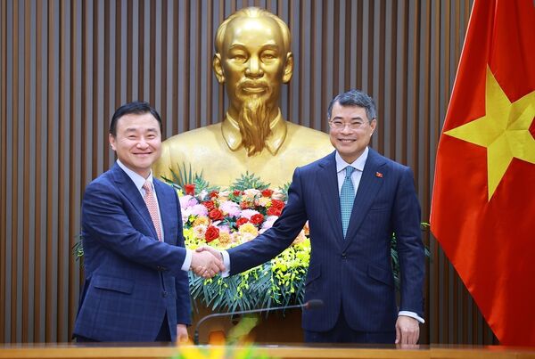 PM urges Samsung to partner in enhancing technological capability