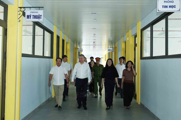 Top leader inspects key transport, education projects in Hanoi