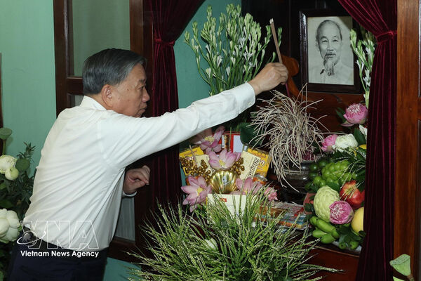 Party and State leader offers incense in tribute to President Ho Chi Minh in Hanoi
