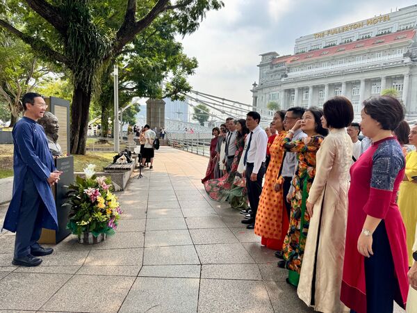 Overseas Vietnamese in Singapore, Thailand pay tribute to President Ho Chi Minh on National Day