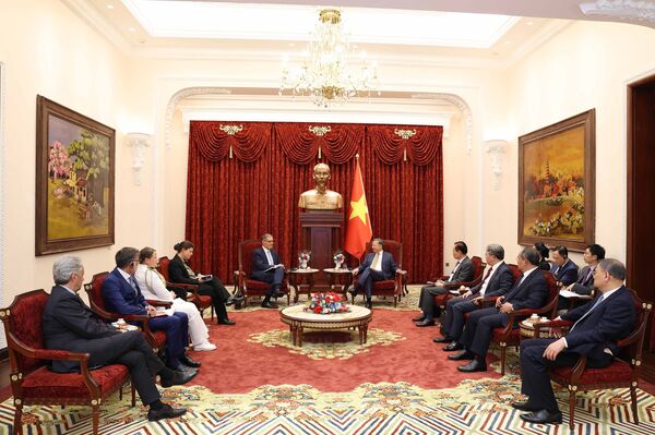 Top leader receives outgoing French Ambassador