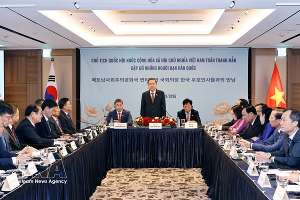 National Assembly President meets Korean friends, Vietnamese community in Seoul