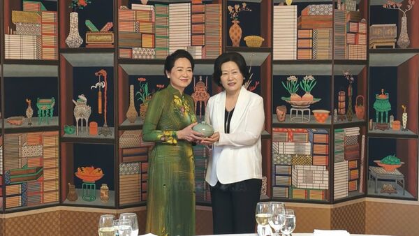Spouses of top Vietnamese, RoK legislators visit National Assembly Museum