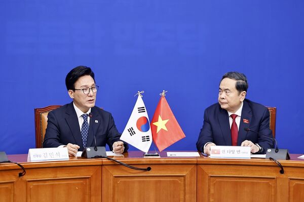 Vietnam's top legislator meets with Democratic Party of Korea leader