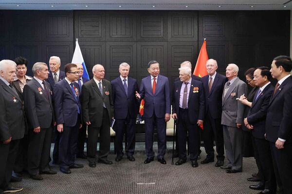 Vietnam's top leader meets Russian veterans, friendship association representatives