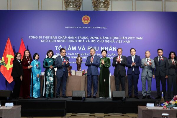 General Secretary and President To Lam meets Vietnamese community in Russia