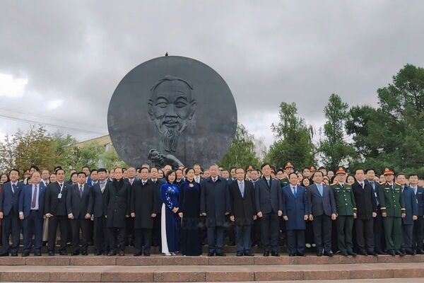 Top Vietnamese leader pays tribute to President Ho Chi Minh in Moscow