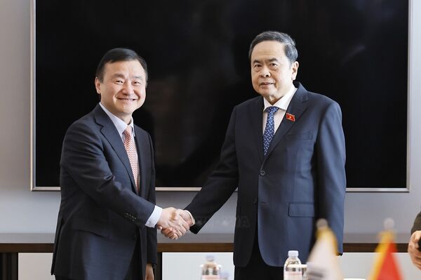 Top Vietnamese legislator meets leaders of major Korean conglomerates