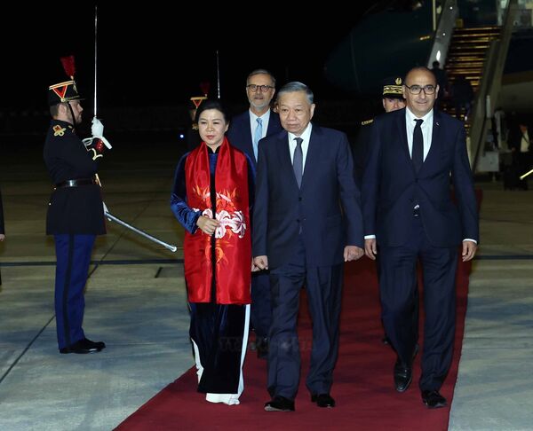 Top leader of Vietnam arrives in Paris for official visit to France, International Space Summit