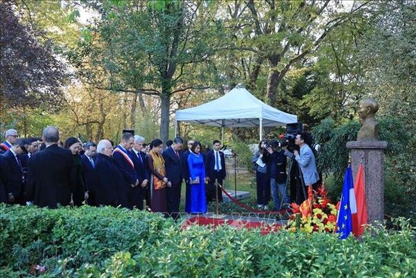 Top Vietnamese leader lays wreath at Ho Chi Minh Monument in France