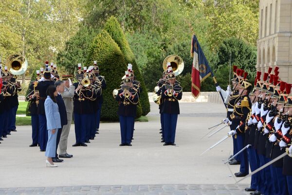 Official welcome ceremony held for top Vietnamese leader in France