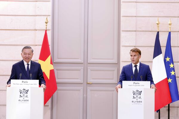 Vietnamese, French leaders meet press ahead of talks in Paris