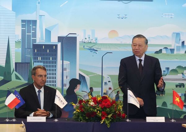 Top Vietnamese leader visits Thales R&D hub