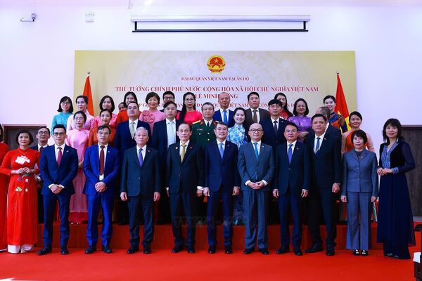 PM meets with staff of Vietnamese representative agencies, community in India