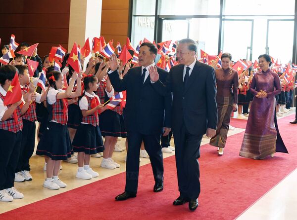 Top leader hosts welcome ceremony for King and Queen of Thailand