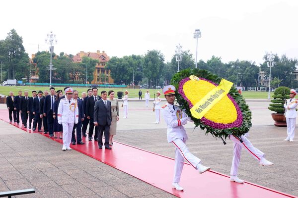 Thai King and Queen pay tribute to President Ho Chi Minh 