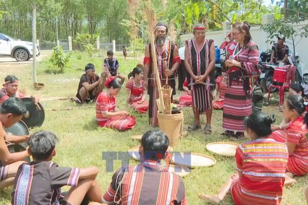 S'tieng youth keep traditional music, dance alive