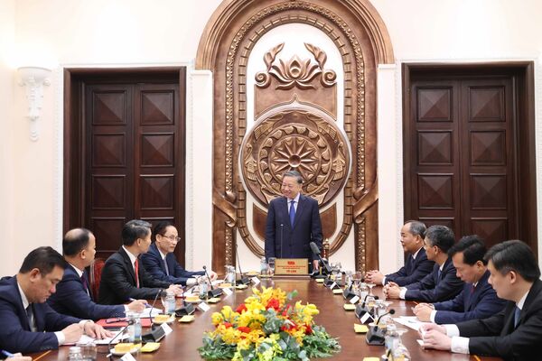 Top leader hands over appointment decisions to two Vietnamese ambassadors