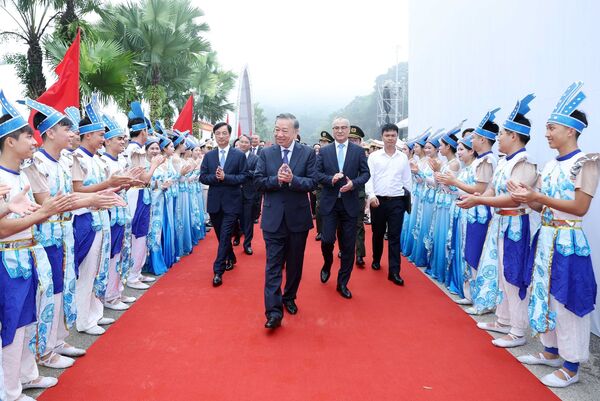 Top leader attends inauguration of President Ho Chi Minh statue at Hung Kings Temple