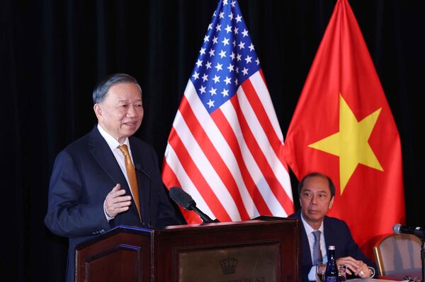 Top leader meets Vietnamese experts and intellectuals in US