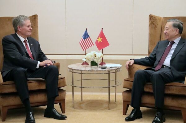 Top leader meets with US Senator Steve Daines in New York