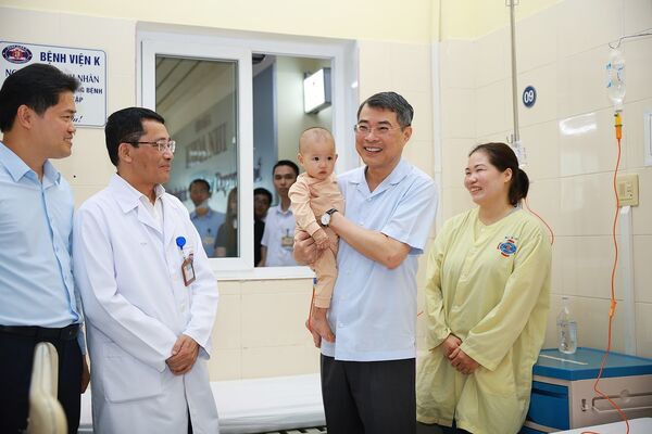 Prime Minister presents gifts to child patients at K hospital