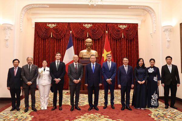Top leader receives newly accredited ambassadors