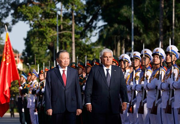 Top leader hosts welcome ceremony for Panama President