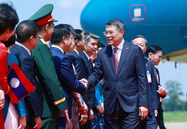 Prime Minister begins official visit to Laos