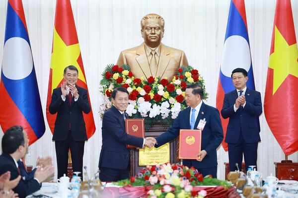 Vietnam, Laos seek breakthroughs in economic, transport, logistics connectivity