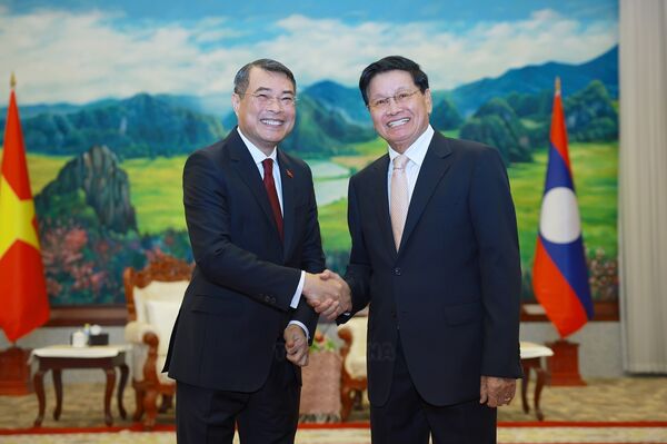 Vietnam, Laos vow to strengthen special ties, boost connectivity