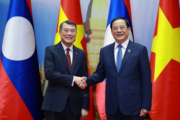 Vietnamese Prime Minister meets with Lao National Assembly President